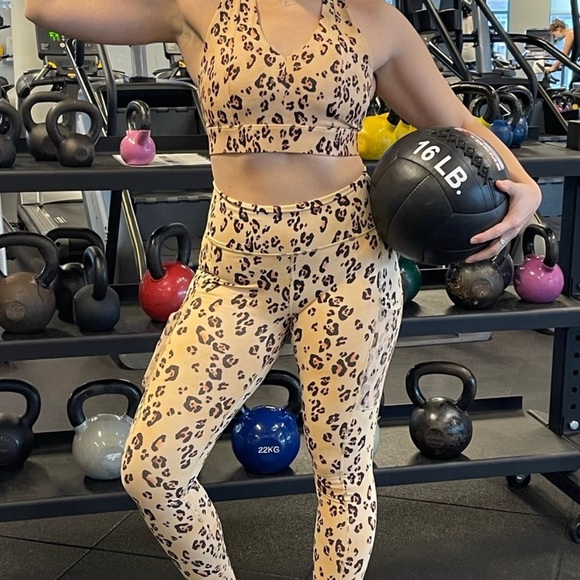 Fabletics On-the-Go Medium Impact‎ Sports Bra in Desert Leopard- size XS - Picture 5 of 14
